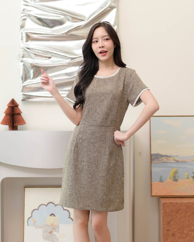 kudapy เดรสแขนสั้นคอกลม เนื้อผ้าทวีดมีกิมมิคลายทอใส่สบายแทบไม่ต้องรีด เพิ่มกิมมิคกุ๊นขอบคอและแขนด้วยผ้าทวีด จับเกล็ดเข้ารูปเอวสวย