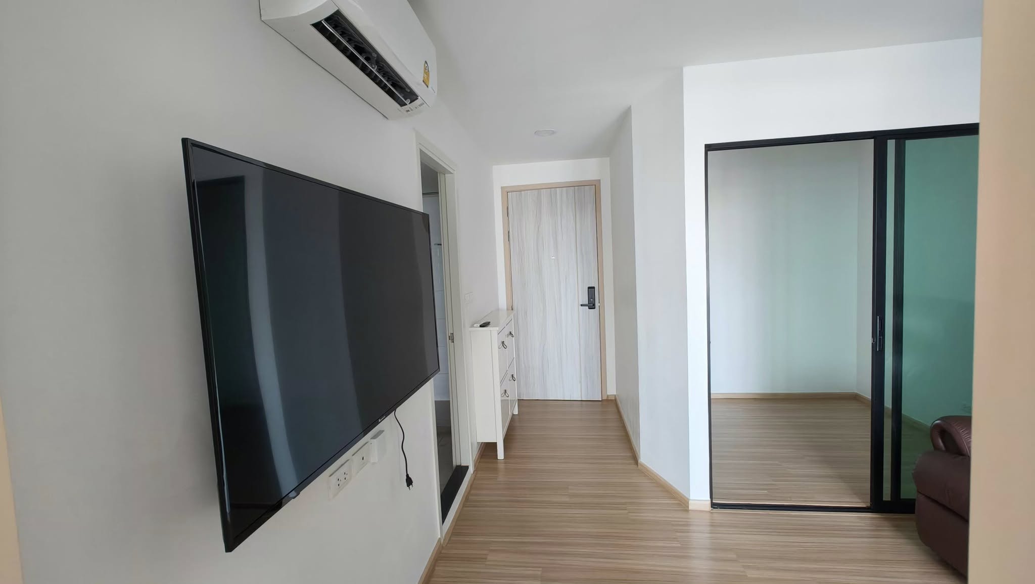 ปล่อยเช่า Chawathai Hallmark Ladprao - Chokchai 4 (ชีวาทัย ฮอลล์มาร์ค ลาดพร้าว - โชคชัย 4) - โซนพื้นที่ MRT โชคชัย 4 1ห้องนอน 1ห้องอเนกประสงค์ 1ห้องน้ำ - ขนาดห้อง 40 ตรม. ชั้น 7 ตึก A เฟส 1 - ให้เช่า 14,000 ต่อเดือน