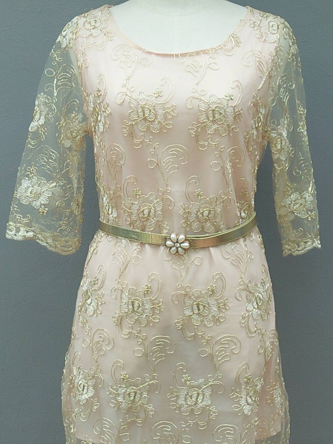 kudapy เดรสผ้าลูกไม้สีเหลือบทองลายดอกไม้