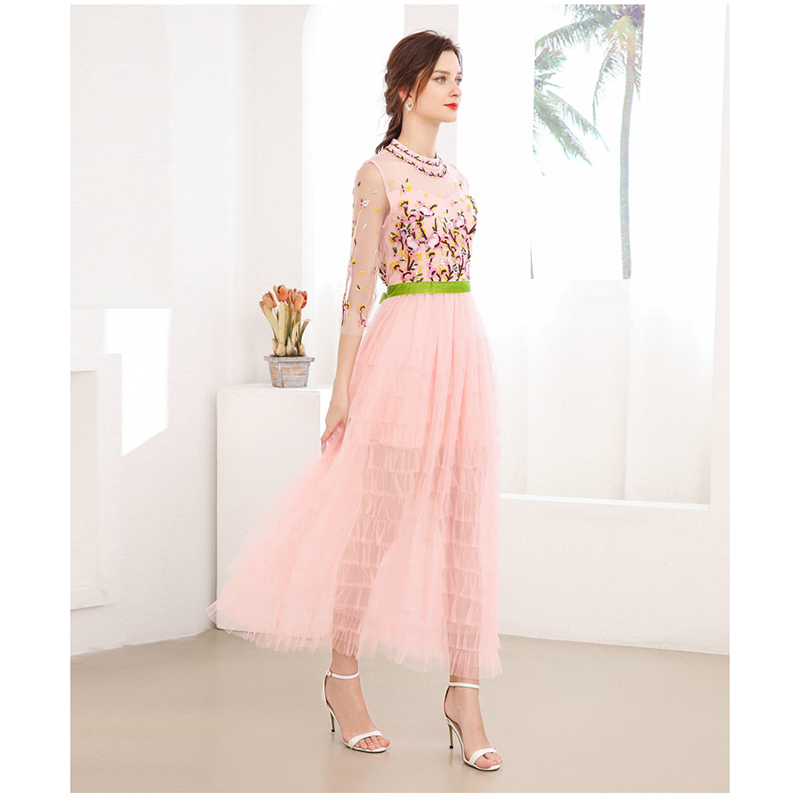 kudapy เดรสยาวสีชมพู ออกงาน ตัวเสื้อเป็นผ้าโปร่งปักลายดอกไม้สีชมพู งานปักสวยมากๆ