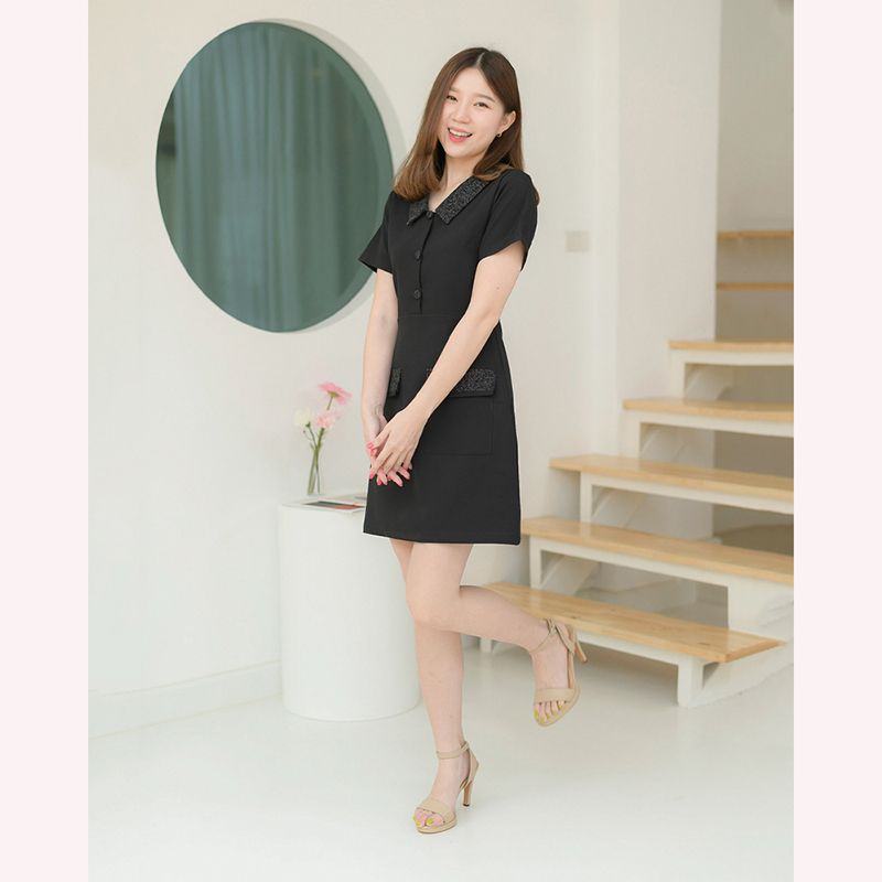 kudapy เดรสสั้นสีเทาฟ้า/สีครีมเข้ม/สีดำ/สีชมพูอ่อน คอปกแขนสั้น แต่งปกและฝากระเป๋าด้วยผ้าชาแนลโทนสีแมทช์กับชุด