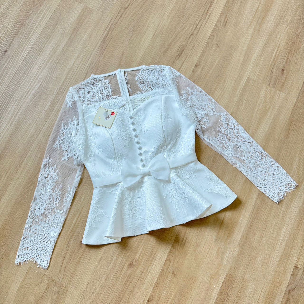 kudapy ชุดเซ็ทเสื้อลูกไม้คอวีแขนยาว ชายระบาย แต่งกระดุมหน้า ติดโบว์ มีซับใน เย็บซ่อนตะเข็บอย่างดี มีซิปซ่อนหลัง ผ้าถุงสำเร็จรูปทรงหางปลา อัดกาว ซิปหลัง