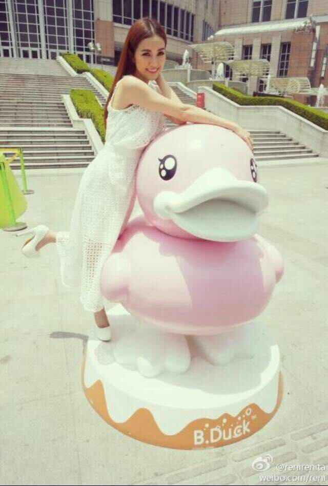 kudapy เดรสผ้าถักโครเชต์แขนกุดสีขาว แต่งระบายช่วงหน้าอกและเอว มาพร้อมสายเดี่ยวซับใน มีซิบด้านหลังช่วงกระโปรง