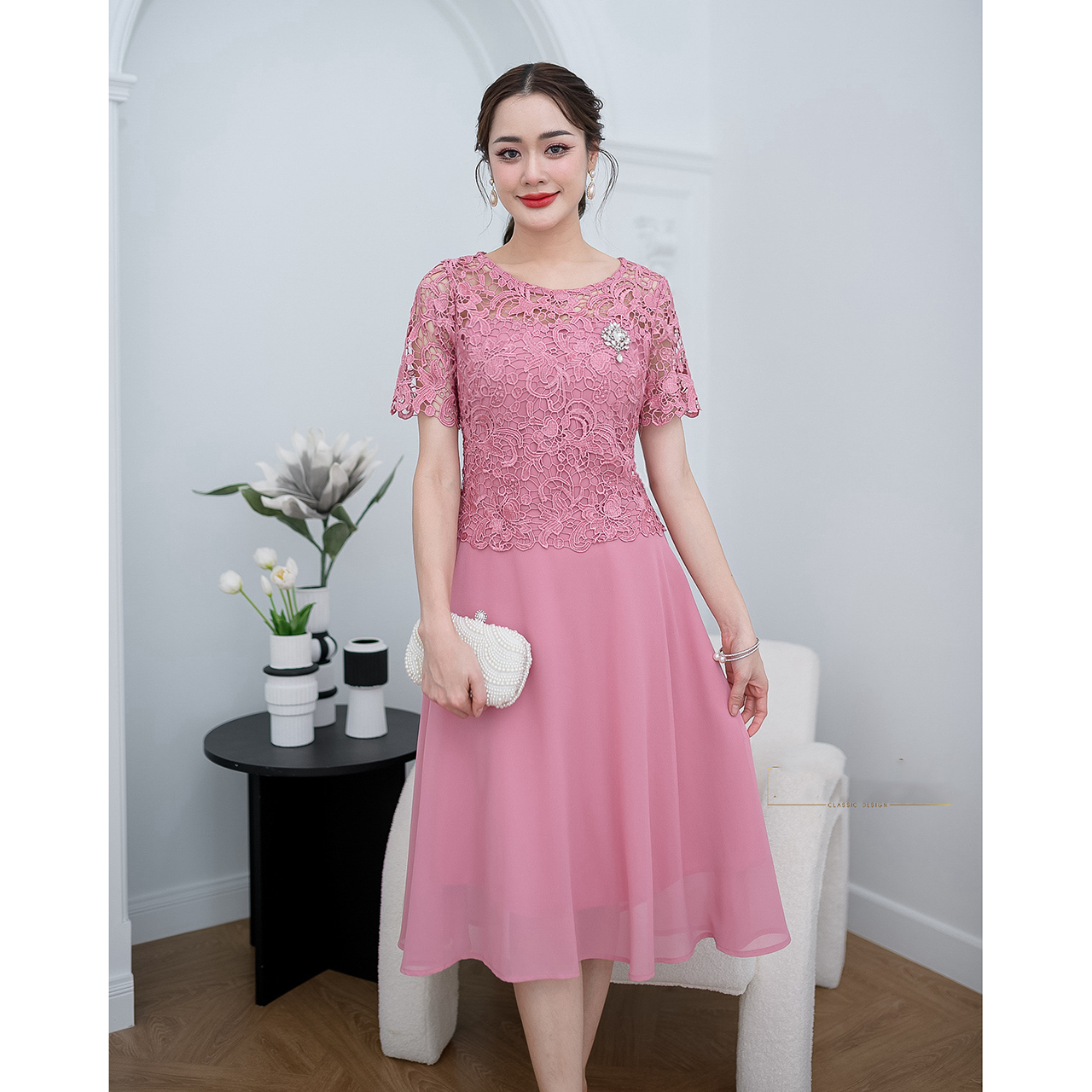 kudapy เดรสราตรีสั้นสีเทา/สีชมพูกลีบบัว ด้านบนเป็นดีไซน์เสื้อลูกไม้แขนสั้น กระโปรงผ้าชิฟฟ่อนพริ้วสวย ทรงบานสวิง