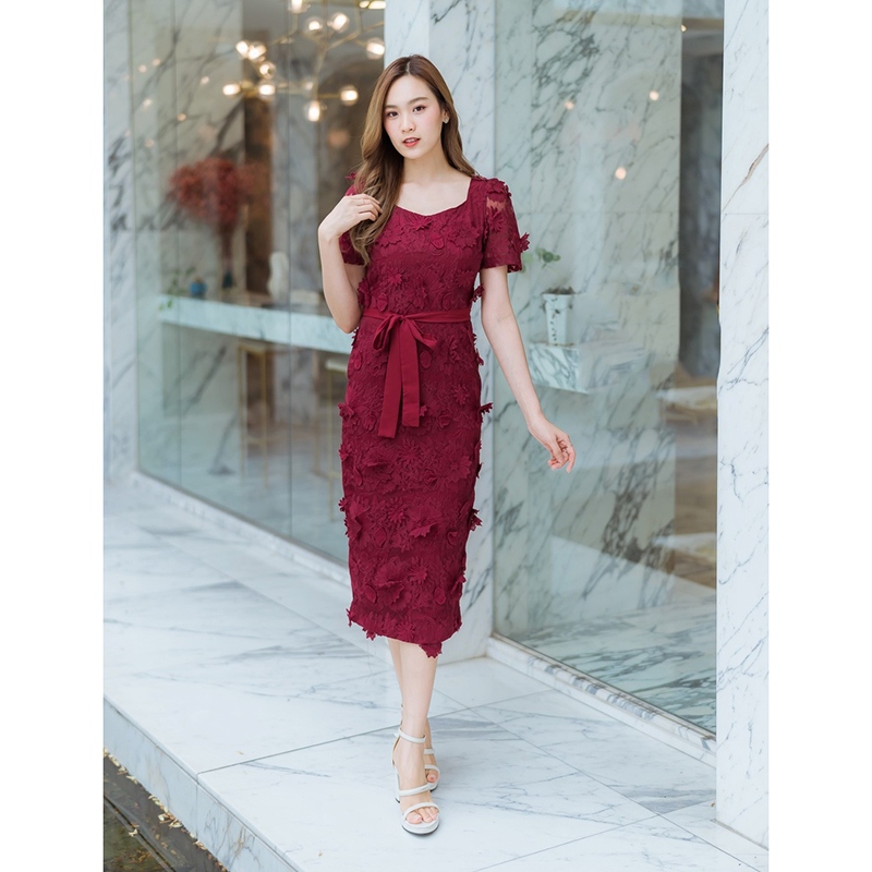 kudapy เดรสยาวสีชมพู/สีแดง คอลึก ลูกไม้ดอกลอย สวยดูดี แต่งเชื่อกผูกเอว