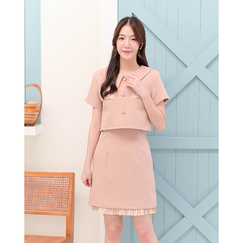 kudapy เดรสสั้นสีโอรส/สีเหลือง แขนสั้น คอปกดีไซน์เก๋เหมือนใส่แยกชิ้น ดต่อกลางลำตัวติดกระดุมปั๊ม แต่งระบายพลีทที่อกและชายซับใน