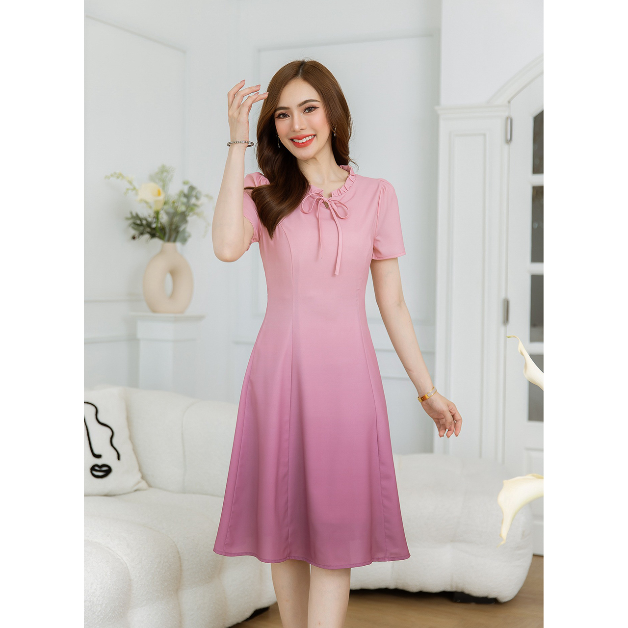 kudapy เดรสสั้นสีชมพู ส้มพีชคราม พิมพ์เป็นไล่สีทูโทน มีดีเทลคอจีบผูกโบว์ สวยเรียบ แต่สีสันสวยคัลเลอร์ฟูล