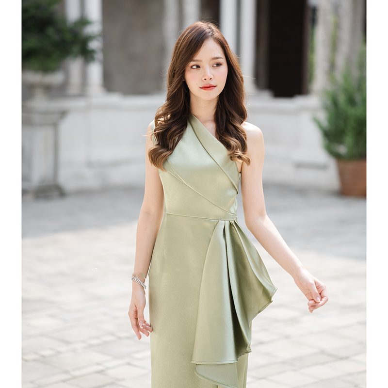 kudapy เดรสสั้นสีเขียว เป็นแบบไหล่เดียวจับจีบที่ไหล่ ช่วงกระโปรงแต่งผ้าเป็นเลเยอร์ด้านข้าง ทรงกระโปรงแบบ pencil ใส่แล้วดูเพรียว