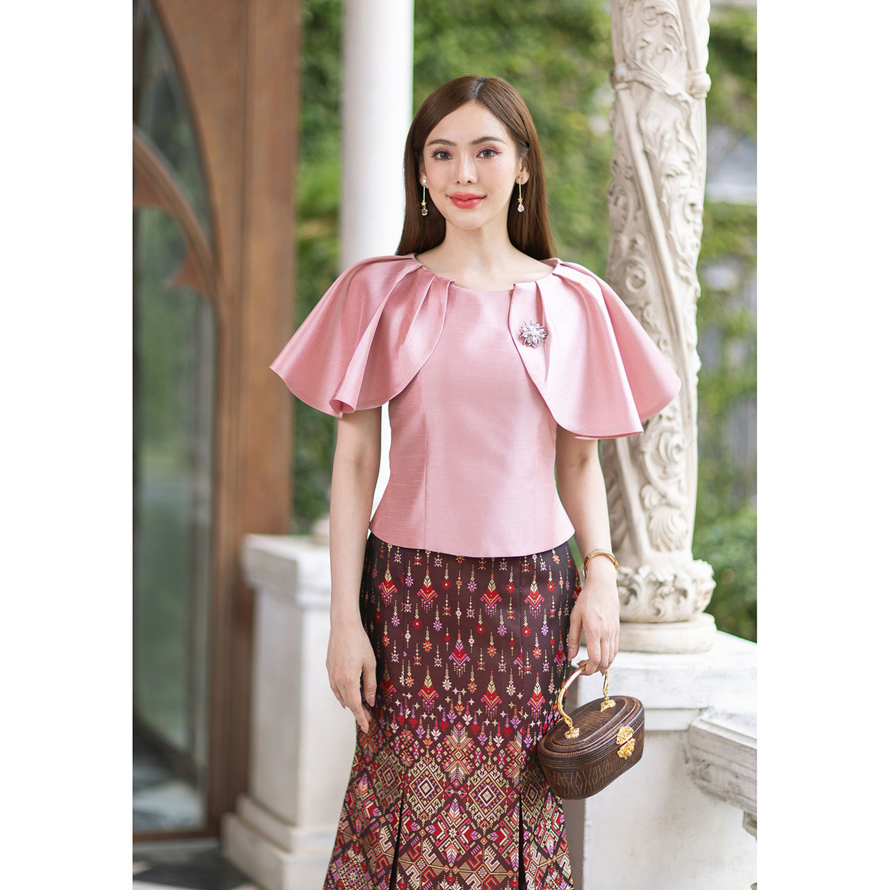 kudapy เสื้อผ้าไหม4เส้นสีขาว/สีม่วง/สีชมพู ทุกสีใส่แล้วขับผิว ดูดีมีออร่า เนื้อผ้าทอ เนื้อเบาสบาย ใส่สบายผิว มีลายเส้นในตัว ใส่คู่กับ ผ้าไทยลายแพรวา (เฉพาะเสื้อ)