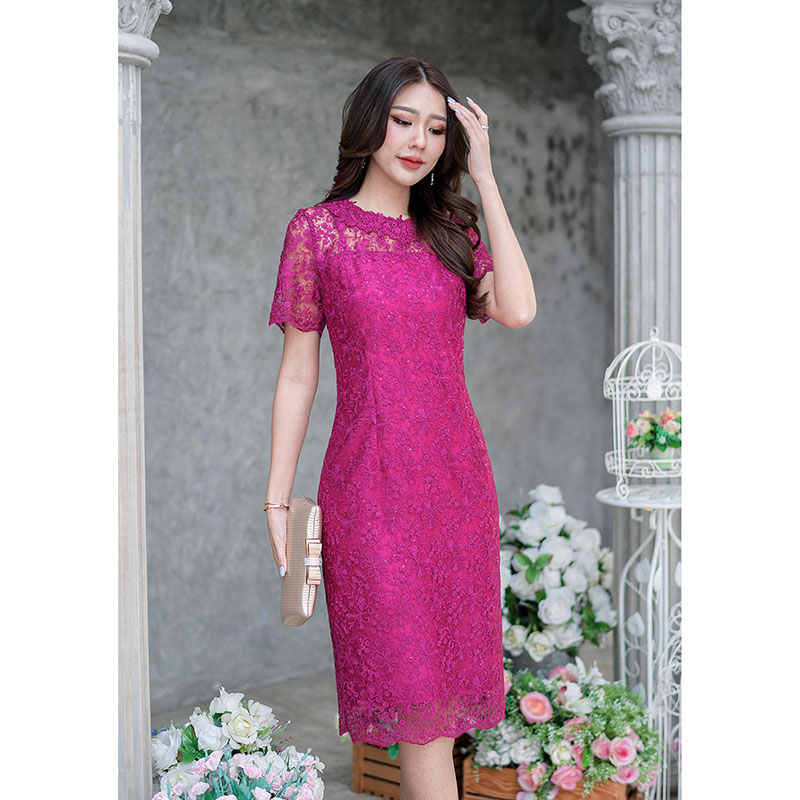 kudapy เดรสสั้นสีชมพูบานเย็น ลูกไม้ปักลายสวยงามเนื้อผ้ามีความเงาสวยดูหรูหรา