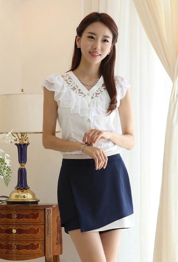 kudapy เสื้อผ้าชีฟองสีขาวคอวี ปักฉลุลายลูกไม้และจับจีบระบายช่วงคอและหลัง