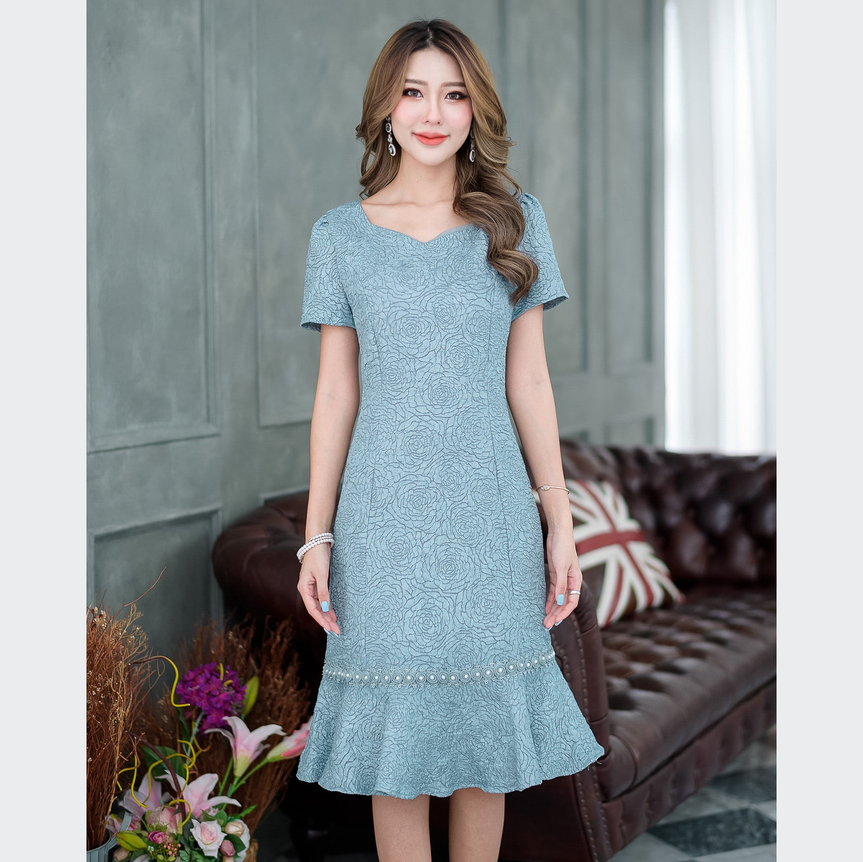 kudapy เดรสสั้นลูกไม้ทอลายนูนสีชมพูกลีบบัว ,สีเทาฟ้า ทรงขายดี ทรงใส่ง่าย ของทางร้านค่ะ มีดีเทลแต่งด้วยลูกไม้ลายกุหลาบลายสวยมากๆค่ะ