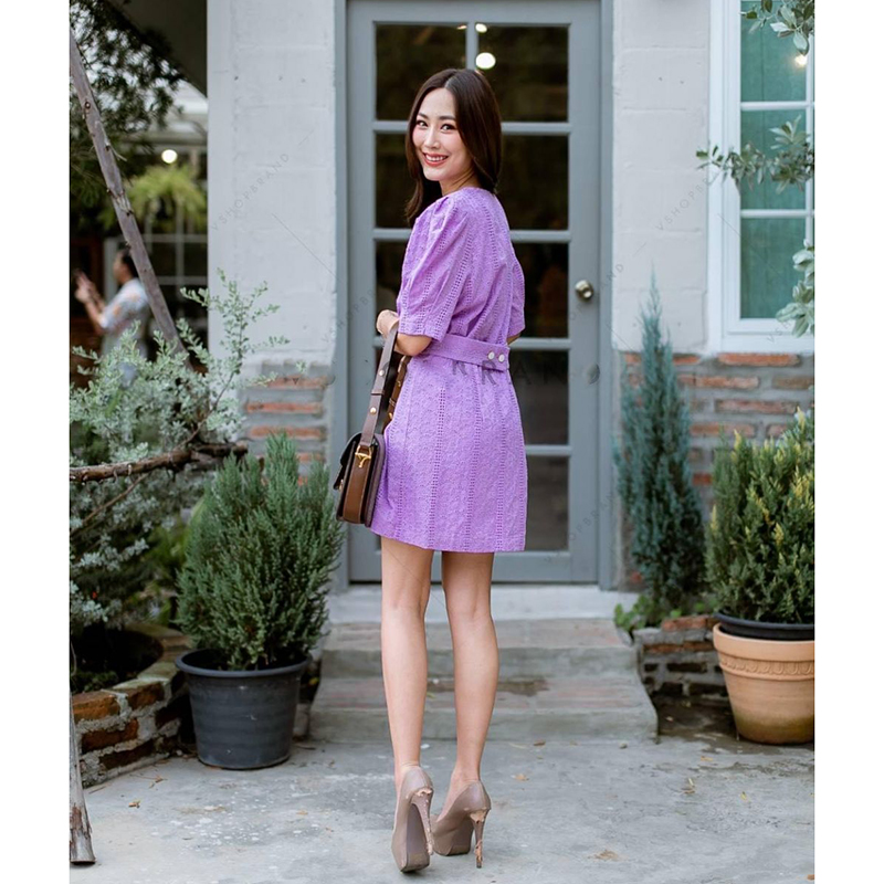 kudapyเดรสสั้นสีขาว/ม่วง ทรงเบลเซอร์ ผ้าฉลุทั้งตัว แขนพอง เสริมบ่า+ซับในทั้งตัว