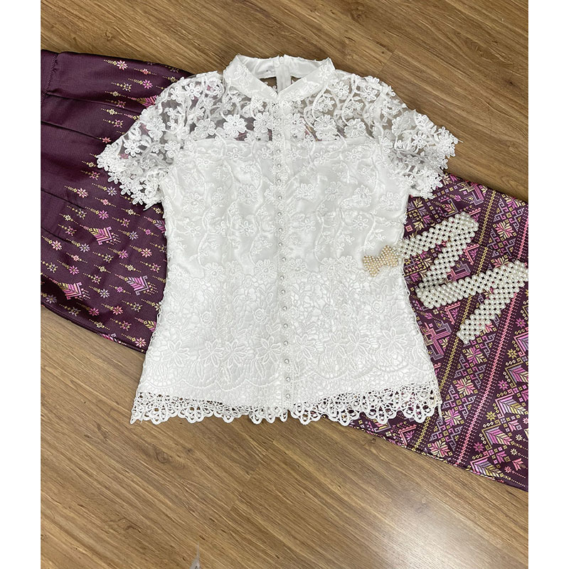 kudapy ชุดเซทลูกไม้ปัก 3D ดอกลอย ยกนูน สวยมาก คอจีน ซับใน 2 ชั้น อย่างดี แต่งมุขเรียงยาวถึงชายเสื้อ ซิปหลัง มาพร้อมกับผ้าถุงสำเร็จรูป