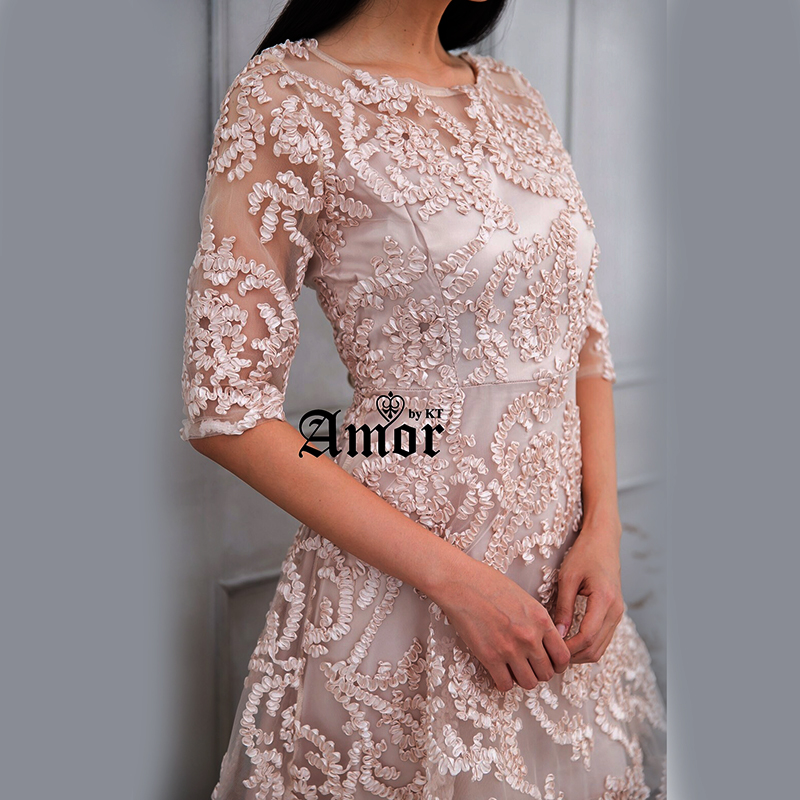 kudapy เดรสสั้นออกงาน ผ้าลูกไม้สีครีม กระโปรงดีไซน์เป็นทรงหน้าสั้นหลังยาว