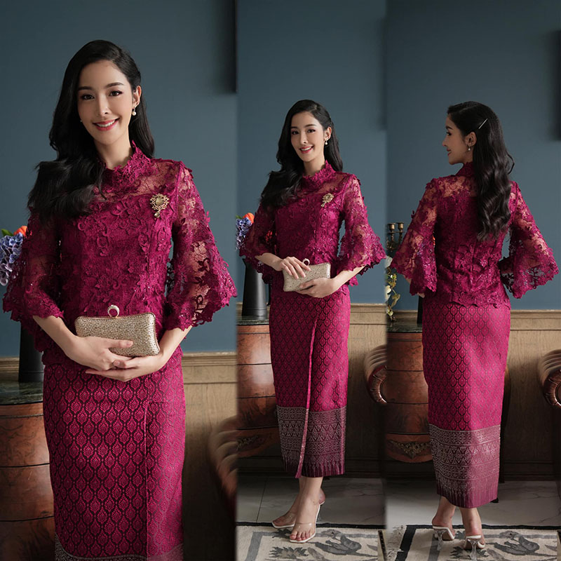 kudapy ชุดเซ็ทเสื้อ+ผ้าถุงสีแดงไวน์ เสื้อลูกไม้ใยบวบผสมเลื่อมเกรดพรีเมี่ยม ซิปหลัง มีซับทั้งตัว แขนระบายสามส่วน คอปีน งานเย็บประณีต หรูหรา ใส่งานบุญ งานพิธีการต่าง ๆ