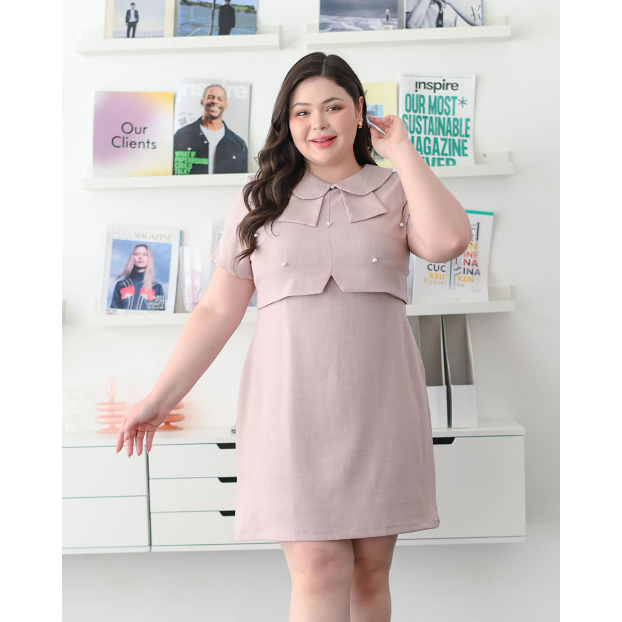 kudapy เดรสแขนสั้น คอปกแบบใหม่สุดคิวท์ มาพร้อมกระดุมมุกตกแต่งให้ลุคคุณหนูน่ารัก