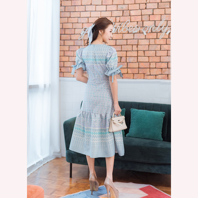 kudapy เดรสสั้นผ้าไทยแขนตุ้กตาสีม่วง/สีเขียว/สีชมพู คอวีแขนจั้มผูกโบว์ผ้าลายไทย ซิบหลัง