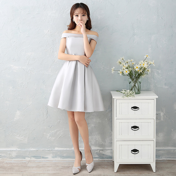 kudapy ชุดราตรีสั้นเปิดไหล่สีเทา ผ้าซาติน ด้านหลังร้อยเชือกผูกหลังเก๋ๆ เดรสปาดไหล่ เอวเข้ารูปกระโปรงบาน