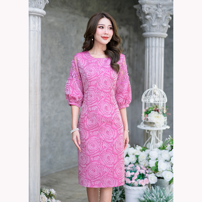 kudapy เดรสสั้นสีฟ้า/สีดำ/สีชมพู เป็นผ้าลายสวย เนื้อผ้า jacquard สามมิติ ลายสวยหรูมีมิติ ทั้งทรงทั้งผ้าสวยมากๆ ช่วงแขนตัดเย็บทรงบอลลูนจั้มปลายแขน