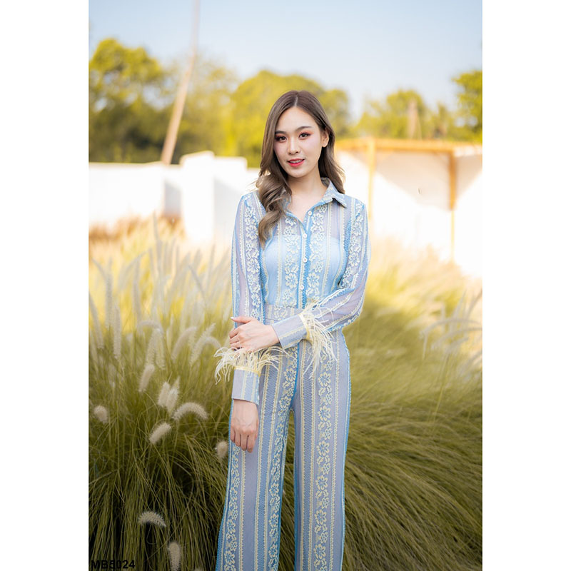 kudapy ชุดเซทสีฟ้า/สีดำ เสื้อติดกระดุมด้านหน้า กางเกงขายาวทรงกระบอกผ้าซีทรูลายลูกไม้ ตกแต่งด้วยขนนกปลายแขน มีซับเฉพาะส่วนของกางเกง
