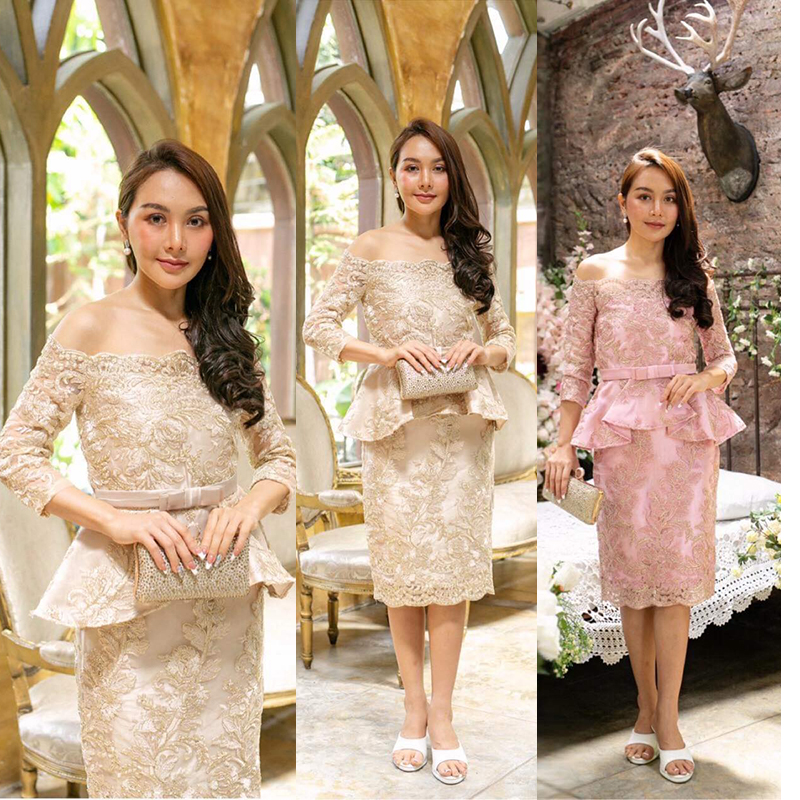 kudapy เดรสสั้นเปิดไหล่ ใส่ออกงาน สีชมพู/สีครีมทอง ตัดเย็บซ้อนกับผ้าลูกไม้เดินขอบด้ายทองทั้งตัว