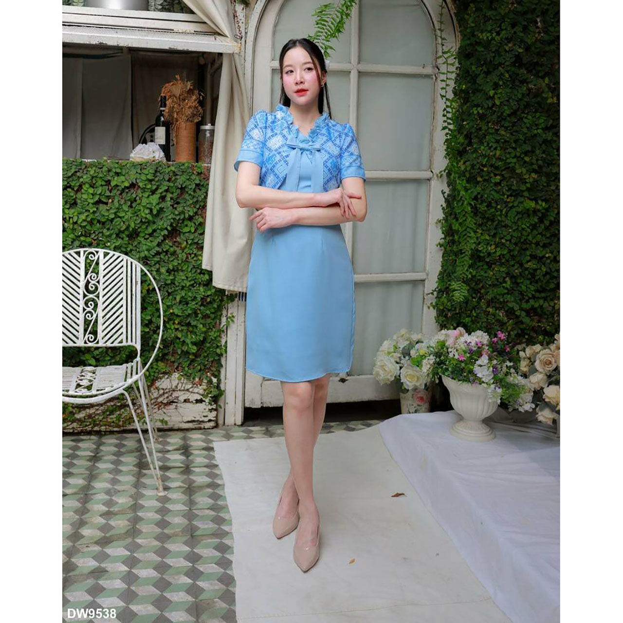 kudapy เดรสสั้น คอวีแต่งโบว์กระโปรงทรงเอ เสื้อายไทยสวยดูดี ใส่ออกงานสวยน่ารัก