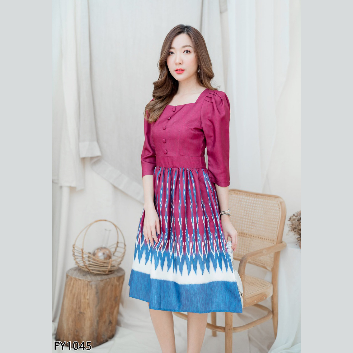 kudapy เดรสสั้นผ้าไทยแขนสามส่วนสีชมพู/สีแดง เดรสคอเหลี่ยมกระดุมหน้าไหล่ยกแขนตุ้กตา ซิบหลัง