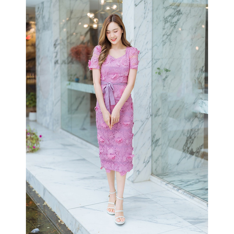 kudapy เดรสยาวสีชมพู/สีแดง คอลึก ลูกไม้ดอกลอย สวยดูดี แต่งเชื่อกผูกเอว