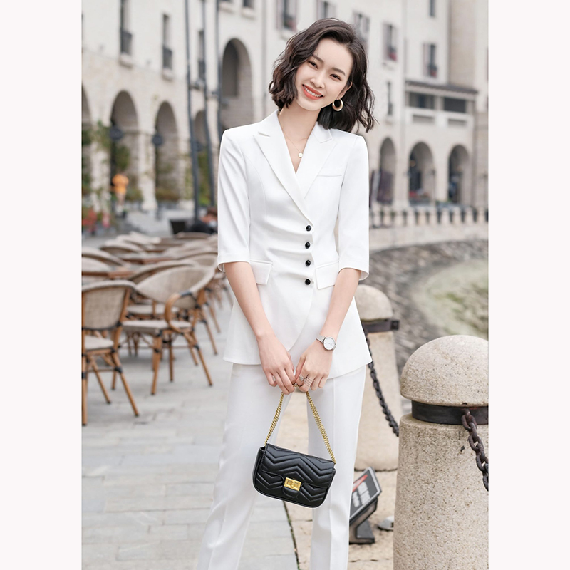 kudapy ชุดสูททำงานผู้หญิงสีขาว/สีครีม แต่งกระดุมแถวพร้อมกางเกง จุดเด่นของชุดนี้คือการออกแบบเพิ่มดีเทลกระดุมด้านหน้าขึ้นมาเพื่อเพิ่มดีสไตล์