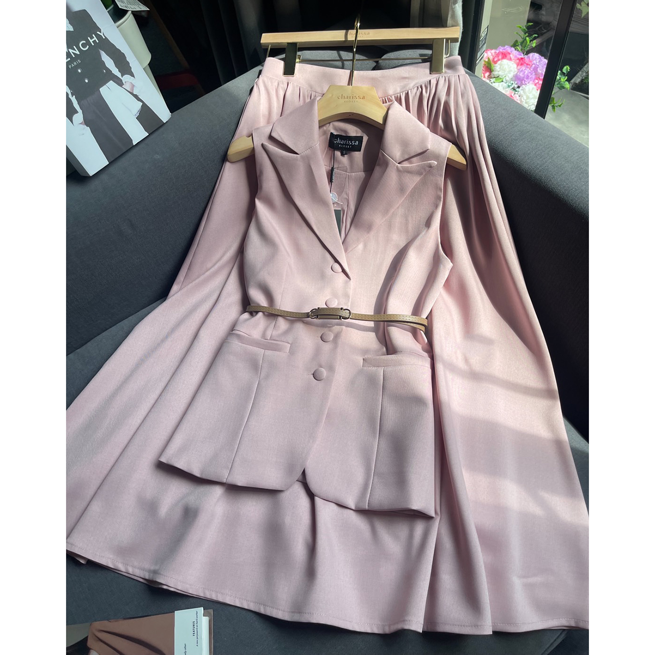 kudapy เซ็ทเสื้อแขนกุดมาพร้อมกับกระโปรงทรงยาว เสื้อเก็บทรงสวย แต่งปกสูทกระดุมปั้มติดได้จริง