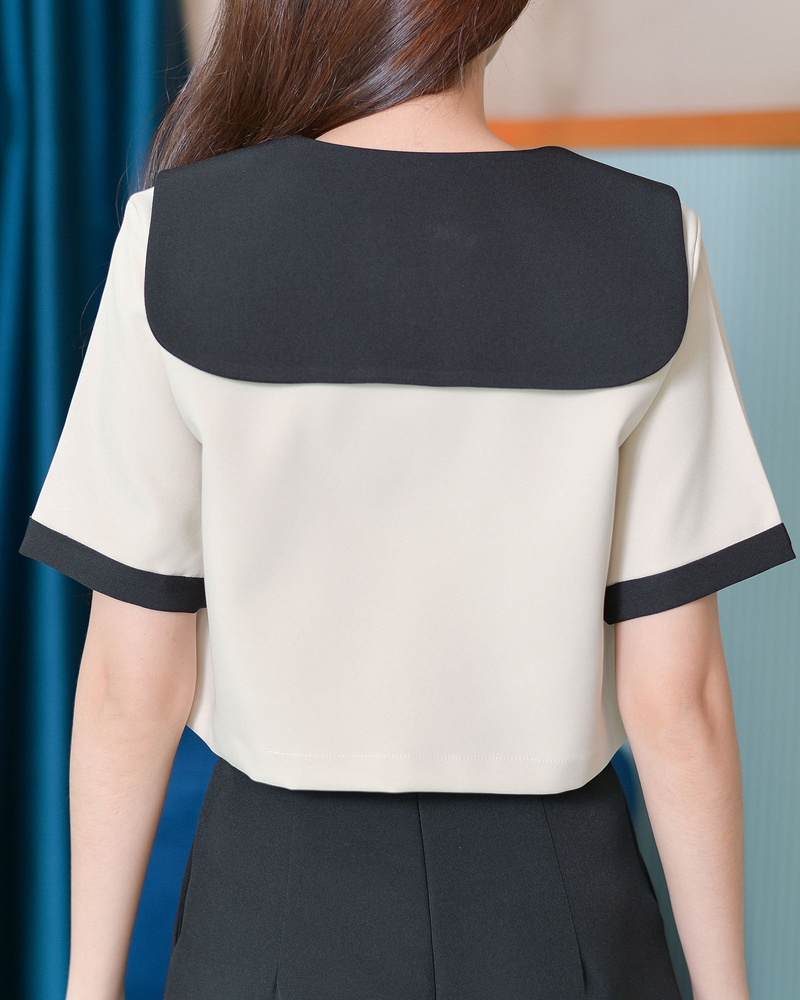 kudapy เสื้อครอปทูโทนดีไซน์น่ารัก แต่งปกกะลาสีเล่นสีทูโทน กระดุมหน้าเป็นกระดุมปั๊มเพิ่มความปัง เนื้อผ้าอยู่ทรง (เฉพาะเสื้อ)