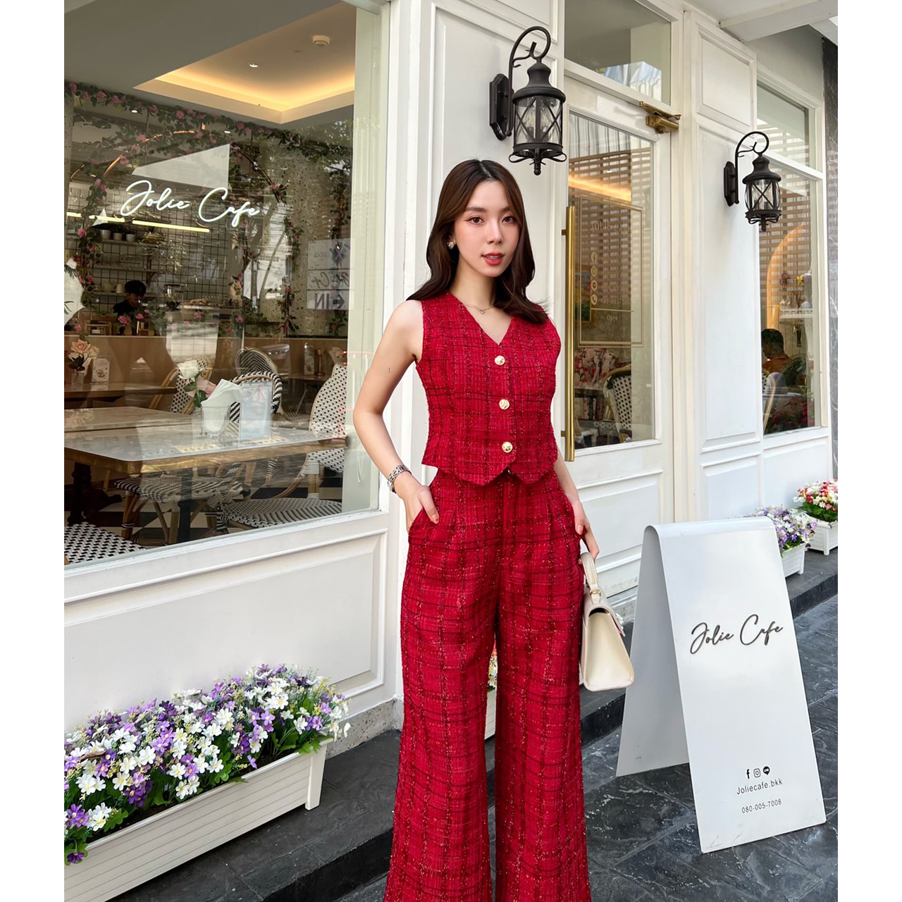 kudapy ชุดเซ็ทสีแดงลายสก้อต เสื้อแขนกุดลายสก้อตแดงสลับดำทรงเข้ารูป เข้ารูปมาพร้อมกับกางเกงขายาวทรงปล่อย