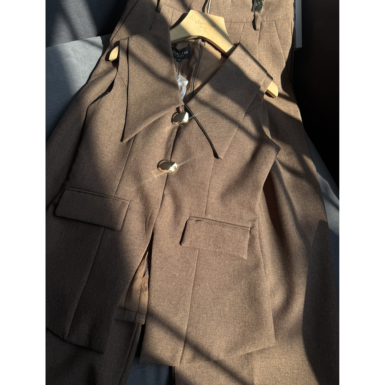 kudapy เซ็ตสุดหรูดูแพง ดีไซน์เรียบแต่แฝงความสง่างาม เหมาะสำหรับใส่ทำงาน ไดีไซน์เสื้อ ทรงเบลเซอร์แขนกุด ปกคอขนาดใหญ่เพิ่มมิต