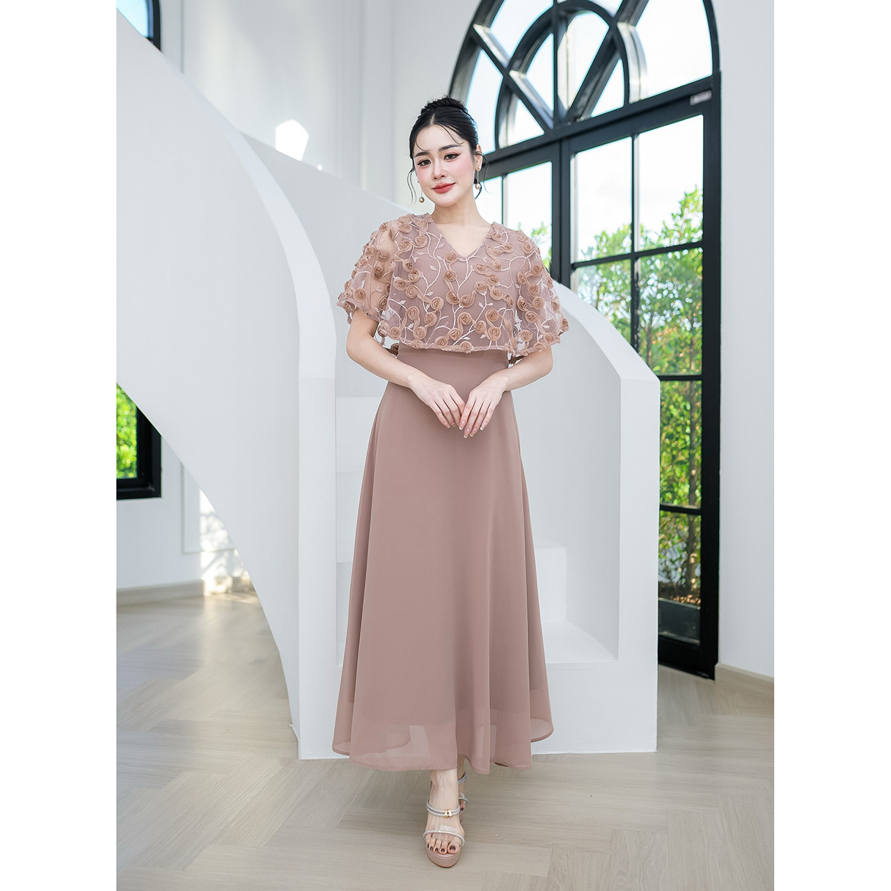 kudapy แม็กซี่เดรส คลุมไหล่หรูหรา ตัวเดรสเป็นงานผ้าชีฟอง ผ้าลูกไม้เลื่อม