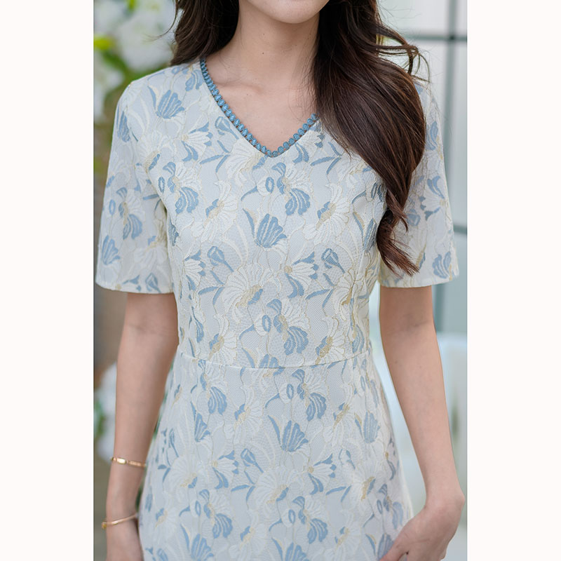 kudapy เดรสยาวสีเขียวดิ้นทอง/สีฟ้าดิ้นทอง ผ้าลูกไม้ดิ้นทองสีทองอ่อนๆ มีดีเทลแต่งลูกไม้คาดช่วงกระโปรง