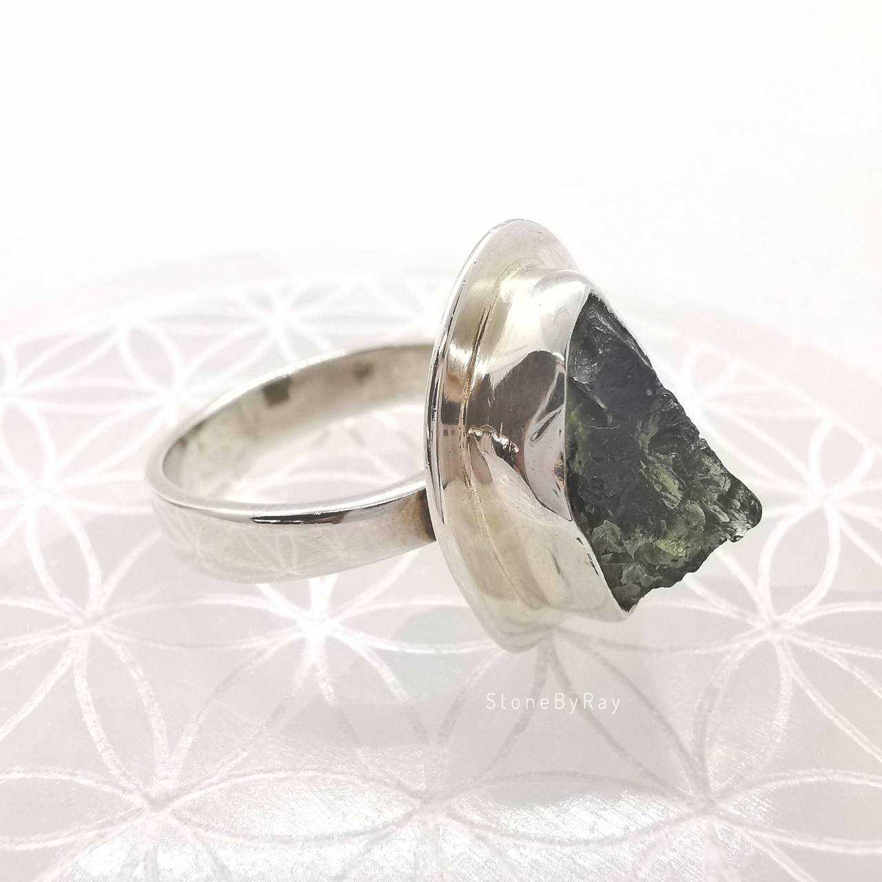 แหวนเงินสะเก็ดดาวโมดาไวต์ทรงธรรมชาติ(Moldavite)