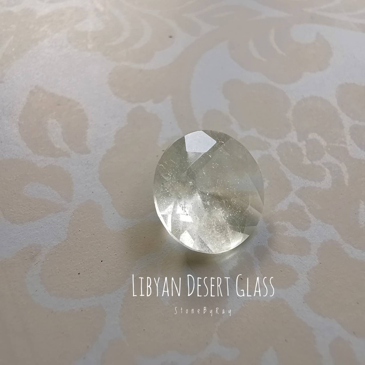 สะเก็ดดาวสีขาวเจียรเหลี่ยม(Libyan Desert Glass)
