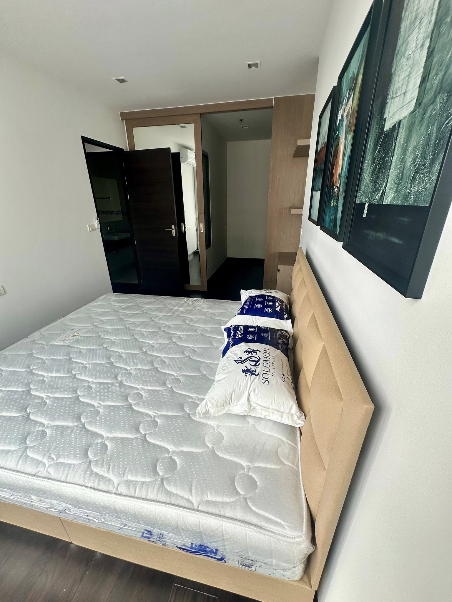 ให้เช่าคอนโด IDEO Q Phayathai (ไอดีโอ คิว พญาไท) High Rise โซนพื้นที่ BTS พญาไท ห้องแบบ 1ห้องนอน 1 ห้องทำงาน ( สามารถดัดแปลงเป็นห้องนอนได้) 1ห้องน้ำ ขนาดห้อง 50 ตรม. ชั้น 9