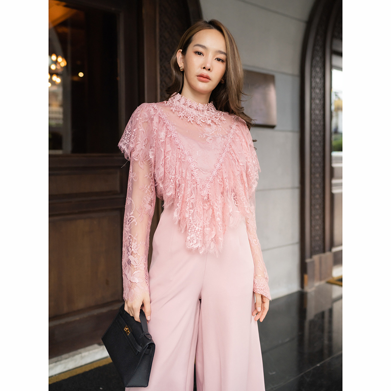 kudapy เซตเสื้อลูกไม้ผ้าสีครีม/สีชมพู/สีขาว ผ้าเนื้อนิ่มมากๆ แขนยาว ซิปหลัง แต่งระบายรอบอก แมทช์คู่กับกางเกงขายาว ซิปหลัง ขาบาน