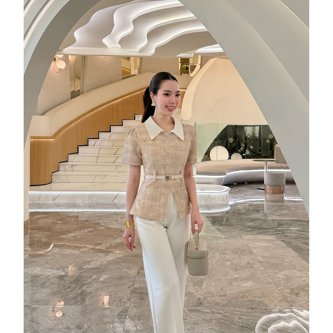 kudapy set 3 ชิ้น: เสื้อทวีต+กางเกง+เข็มขัด ชุดทวีตปกขาว ีเทลกระดุมคริสตัลคือความหรู เสื้อท็อปผ้าทวีต