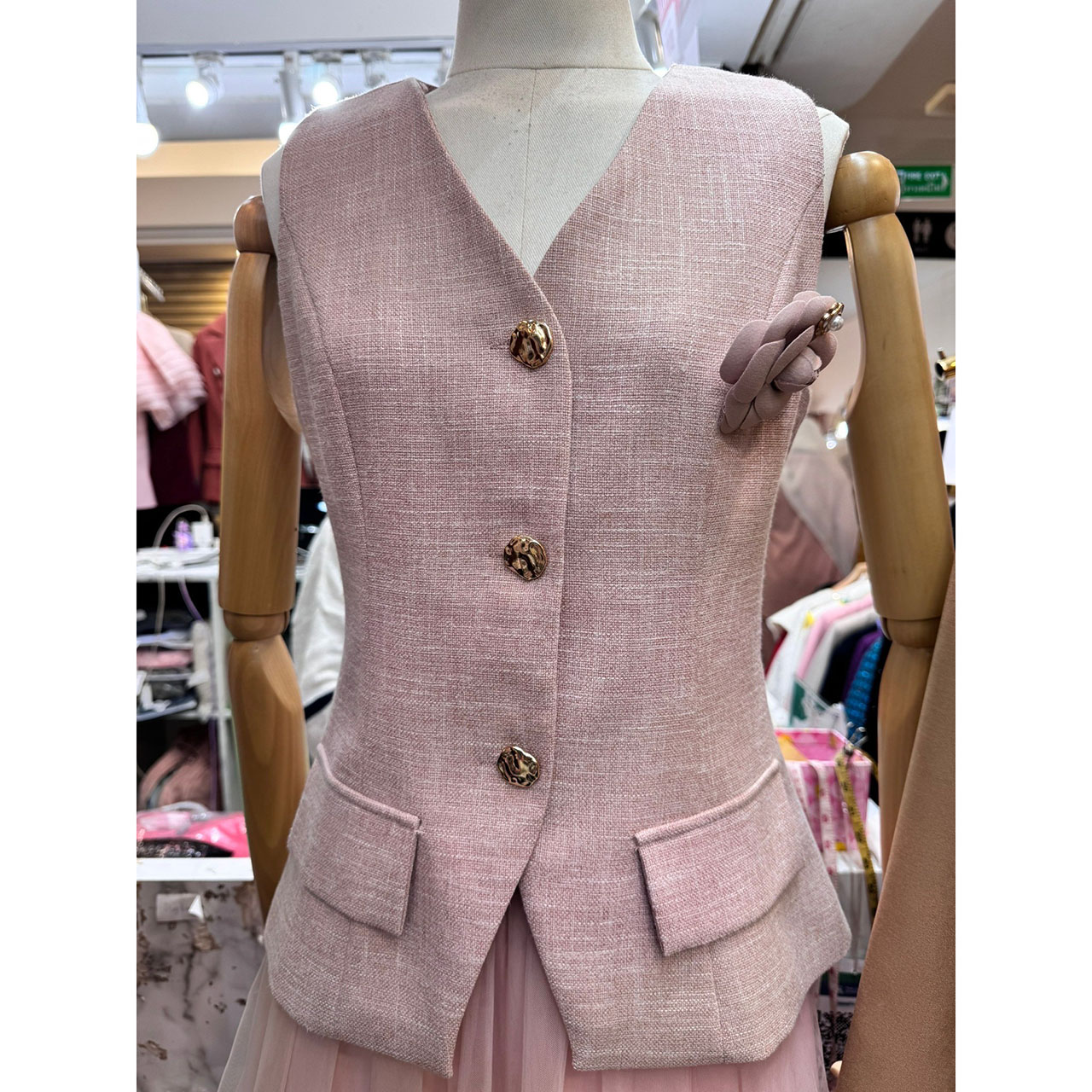 kudapy ชุดเซ็ทเสื้อแขนกุดทรงเข้ารูปแต่งกระดุมจริงสีทอง ตกแต่งกระเป๋าเสื้อให้ดูโดดเด่น(กระเป๋าหลอก)