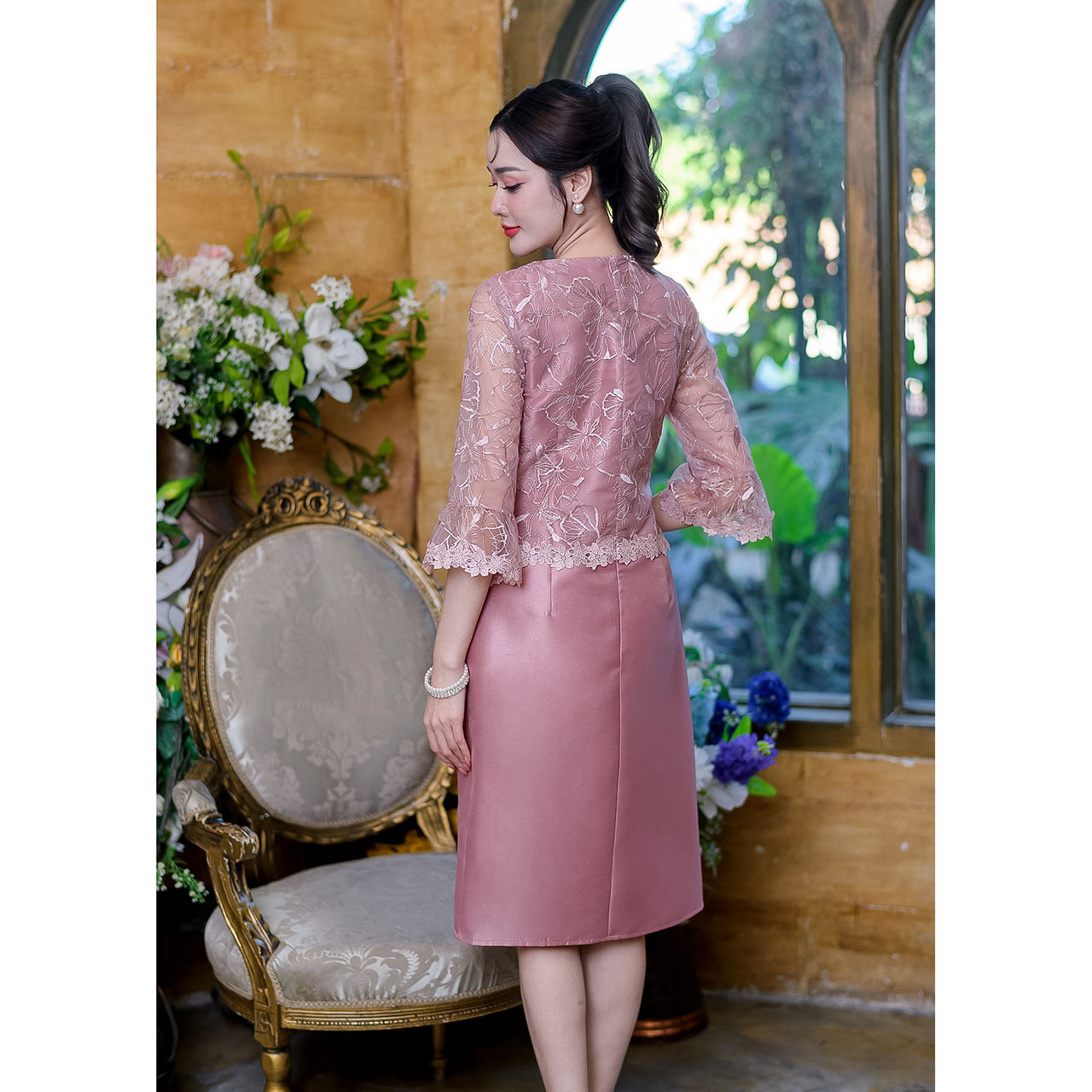 kudapy เดรสสั้นสีชมพูโรสโกล/สีเทา ผ้าไหมญี่ปุ่น ดีไซน์ด้านบนเย็บคลุมด้วยลูกไม้ช่วงแขน