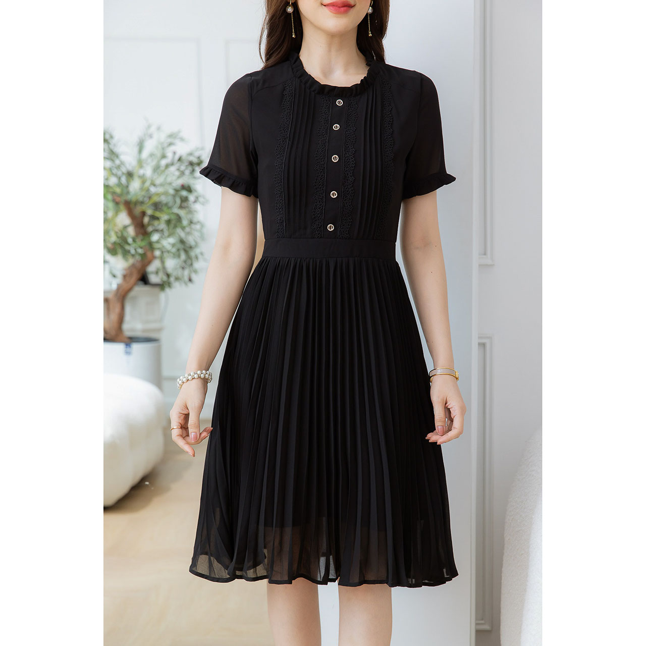kudapy เดรสสั้นสีดำ ชีฟองกระโปรงพลีท สวยหวาน ผ้าพริ้วสวย ช่วงอกมีดีเทล เย็บตีเกล็ดสี่เลเยอร์ แต่งด้วยลูกไม้สี่เส้น