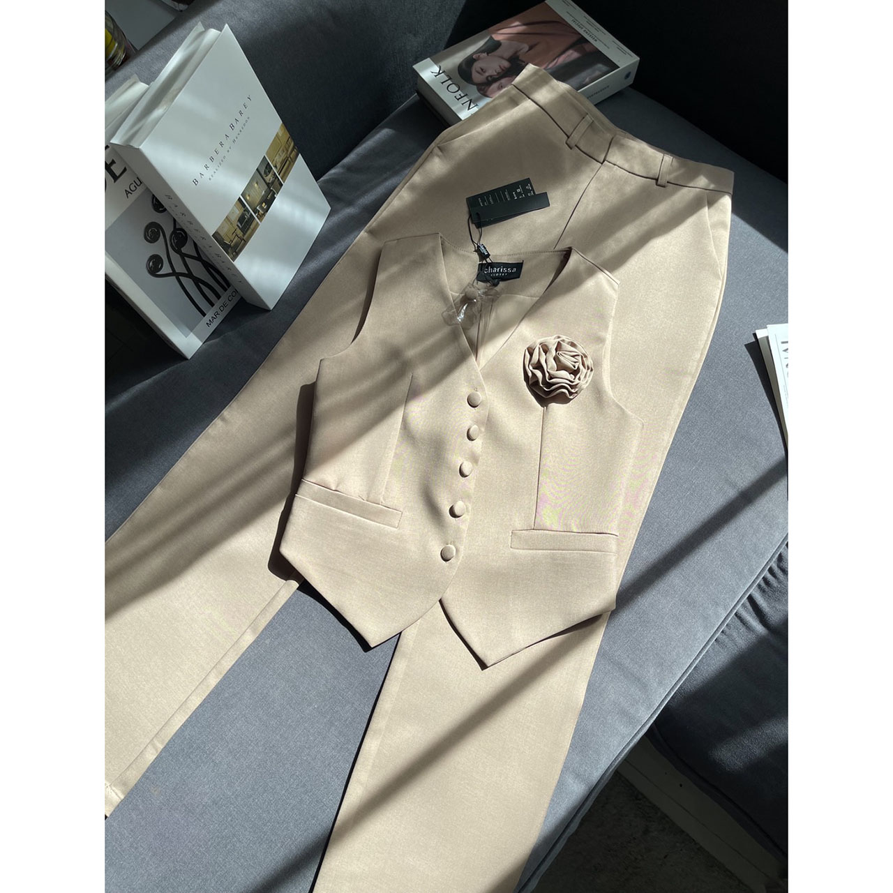 kudapy เซ็ทสูท กระดุมเป็นกระดุมปั้มใช้ผ้าเนื้อเดียวกันกับตัวชุด แถมฟรีเข็มกลัดดอกไม้ กางเกงทรงกระบอก ใช้ผ้าเดียวกันทั้งชุด