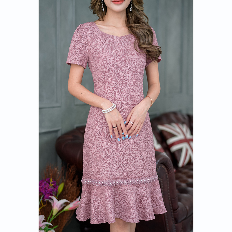 kudapy เดรสสั้นสีชมพู/สีดำ/สีเขียว ดีเทลแต่งด้วยลูกไม้กุหลาบแต่งมุกหวานๆช่วงรอยต่อที่ชายกระโปรงเพิ่มความสวยหวานได้มากๆ