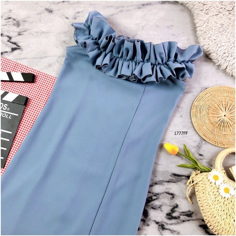 kudapy เดรสปาดไหล่ ระบายรอบน่ารัก แอบเซ็กซี่ งานมีซิปซ่อนหลัง ตีเกล็ดหน้าหลัง เอวไม่สม็อค ทรงเข้ารูป