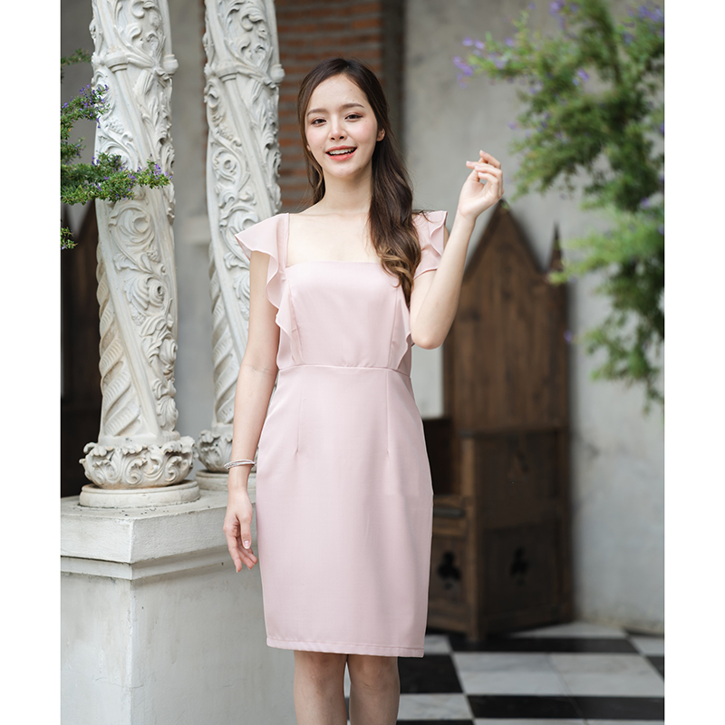 kudapy เดรสสั้นสีชมพู/สีกรม/สีแดง คัตติ้งสวย ใส่ออกงาน โชว์ช่วงคอ ทำให้ดูสวยสง่า สายเสื้อเป็นชีฟองระบายต่อลงมาที่เอว ต่อกระโปรงทรงสอบ