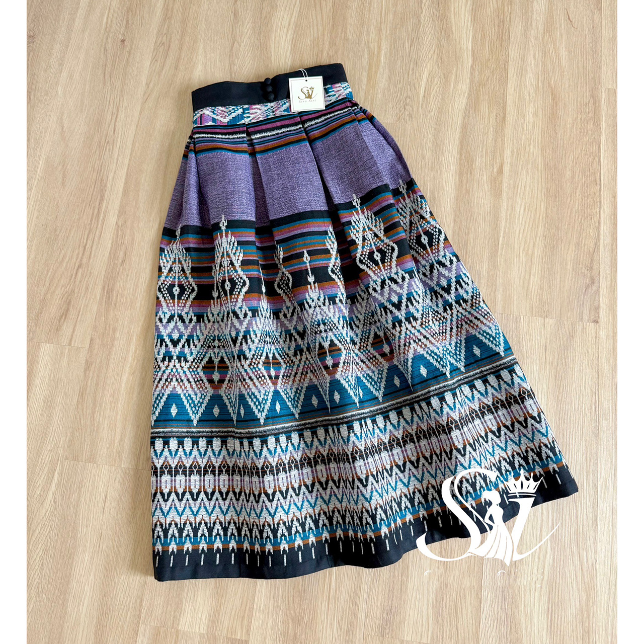 kudapy ชุดเซ็ทเสื้อผ้าแก้วสีขาว ทรงระบายปีกค้างคาว ดีเทลแขนระบาย ซิปหลัง อัดกาว มีซับใน+กระโปรงผ้าทอ จับจีบทวิส ซิปหลัง อัดกาว แต่งกระดุมหน้า