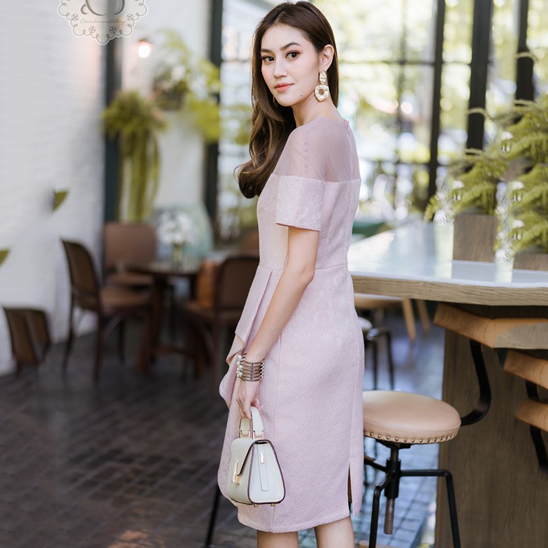 kudapy ชุดเดรสสั้นออกงานสีชมพู ทรงเข้ารูป ผ้าอัดลาย ช่วงไหล่ซีทรู โชว์ เซ็กซี่